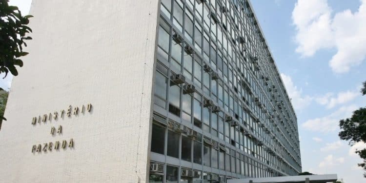 EDITAL do Ministério da Fazenda vagas para nível médio em análise e até R$ 3.877,97!