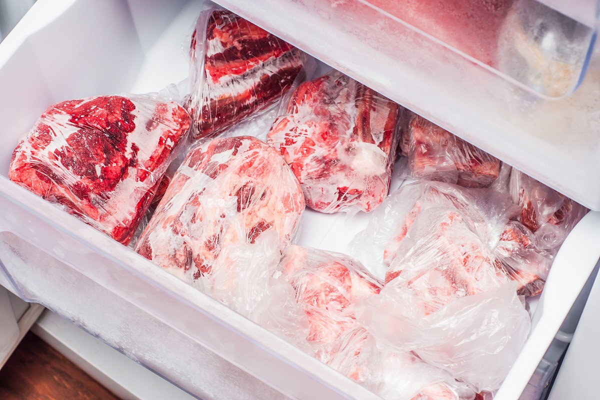 A melhor maneira de conservar alimentos, especialmente os de origem animal como as carnes, é congelando - Reprodução AdobeStock