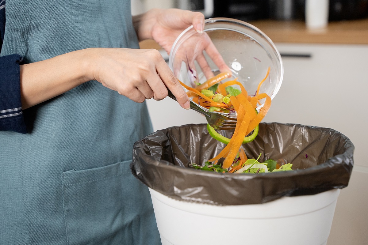 As lixeiras da cozinha tendem a ter um mau odor maior e atrair mais insetos - Reprodução AdobeStock