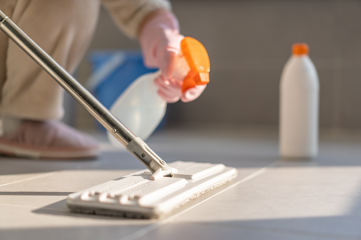 É importante manter a limpeza dos pisos em dia para evitar acúmulo de sujeira - Reprodução AdobeStock