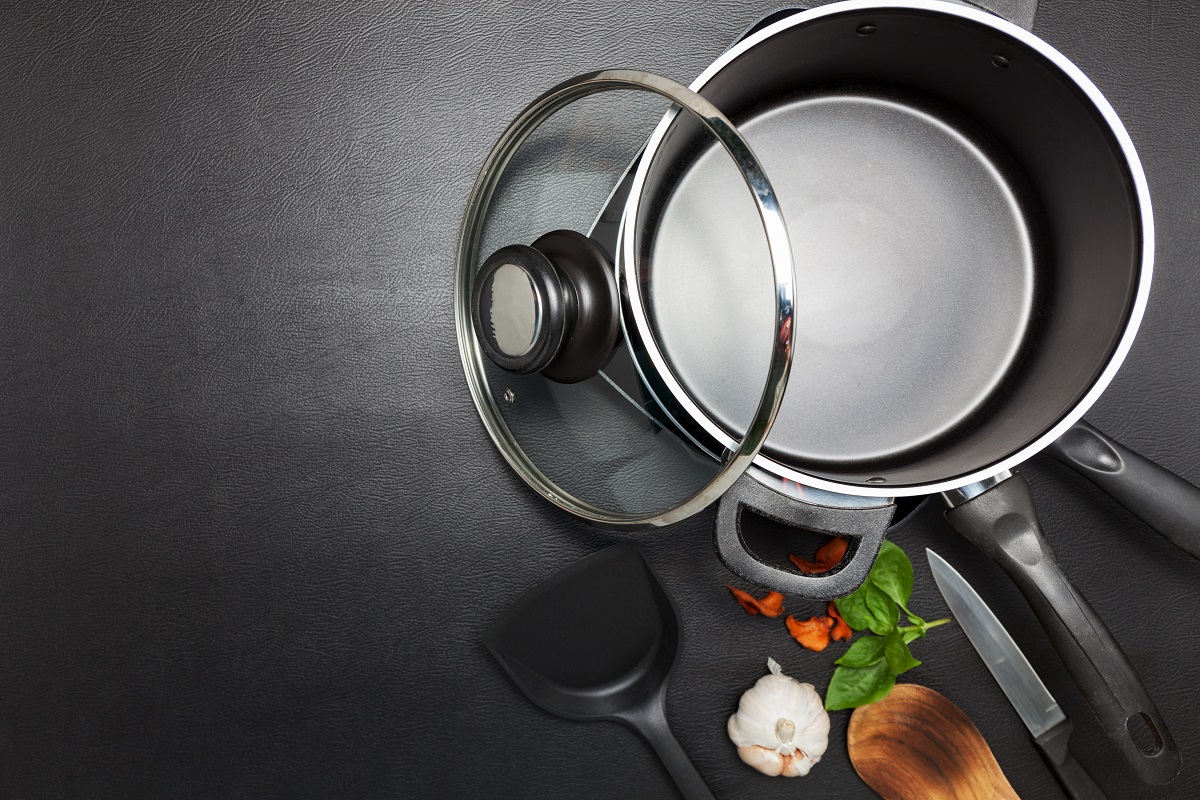Existem alguns truques com produtos caseiros que podem facilitar a vida de quem precisa higienizar as panelas - Reprodução AdobeStock