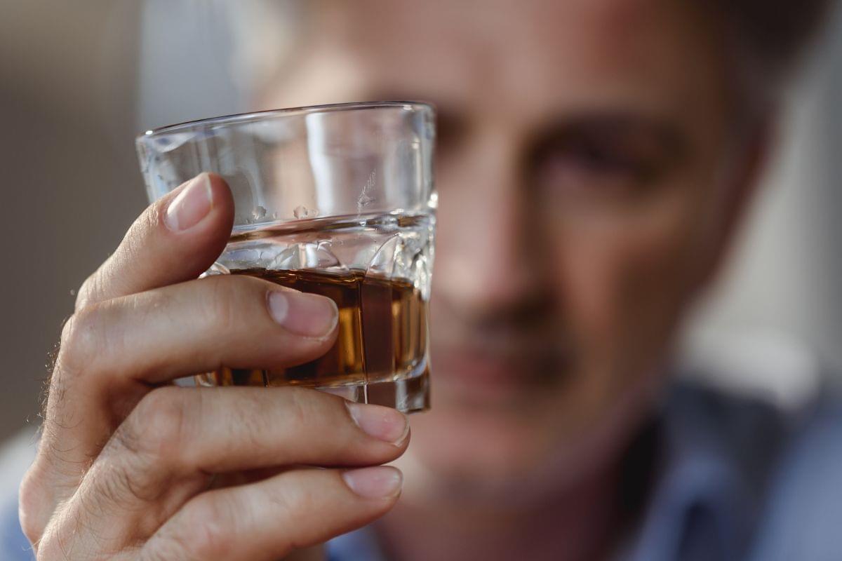 O álcool prejudica a hipertrofia - Reprodução Canva