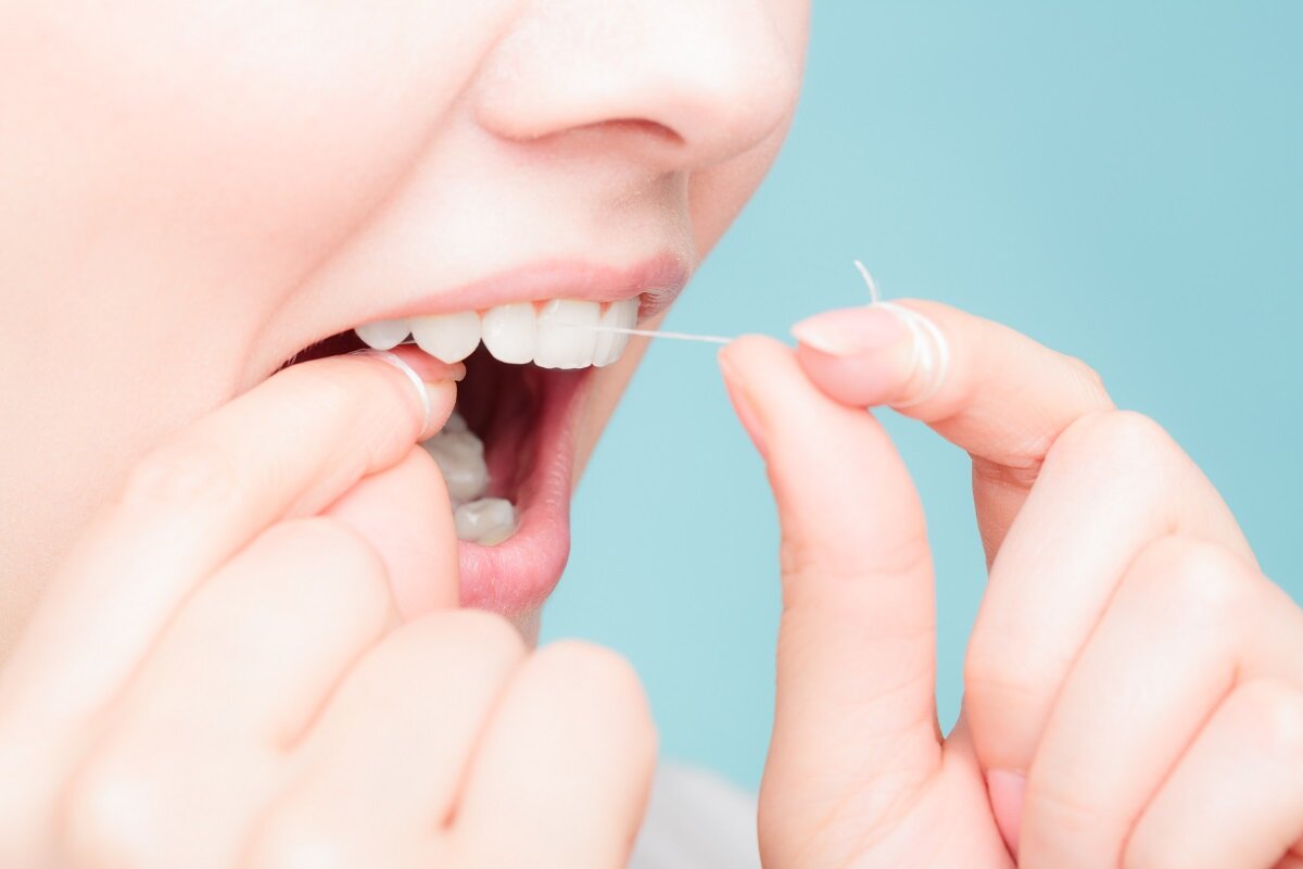 O fio dental é o melhor amigo de quem deseja ter um sorriso bonito - Reprodução AdobeStock