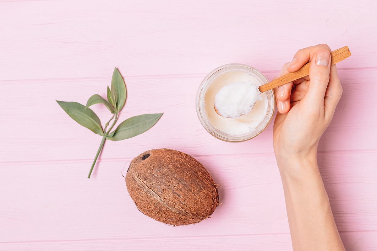 O óleo de coco é rico em ácidos graxos, que ajudam a nutrir e hidratar o cabelo - Reprodução AdobeStock