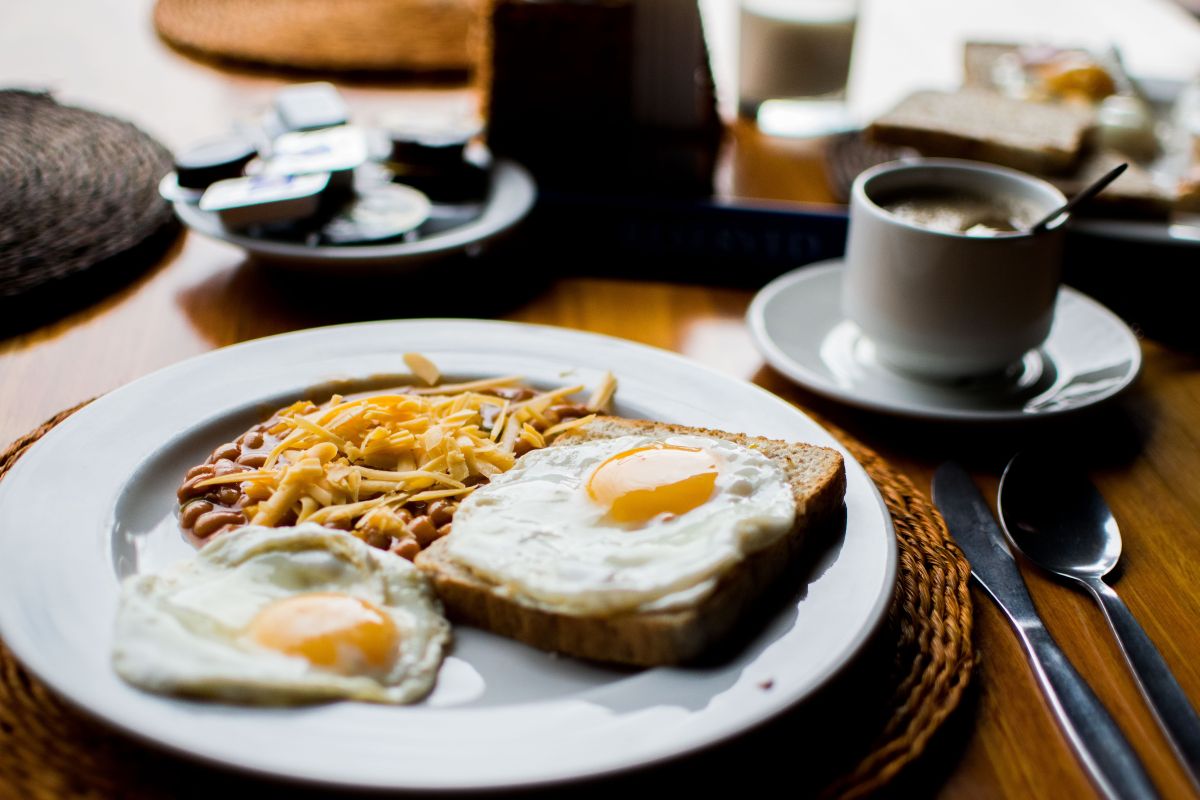 comer ovo no café da manhã - Reprodução Canva