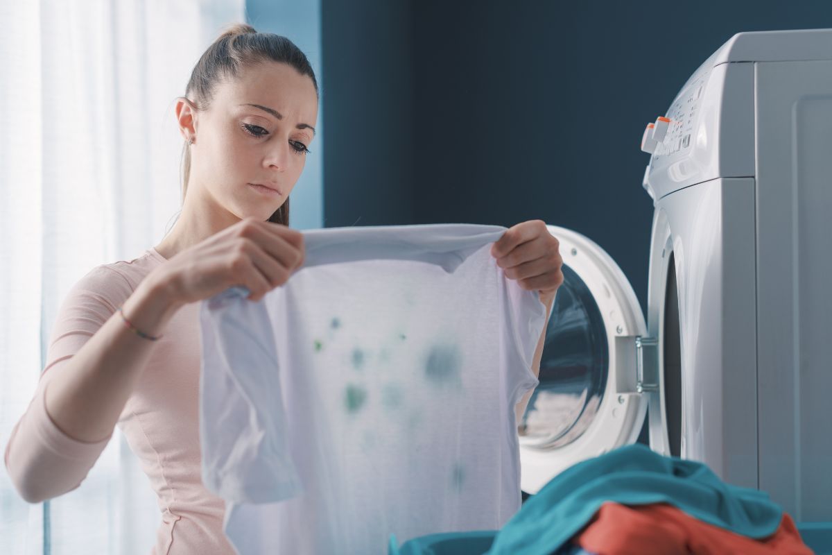 como tirar mancha de roupa com apenas um ingrediente - Reprodução Canva