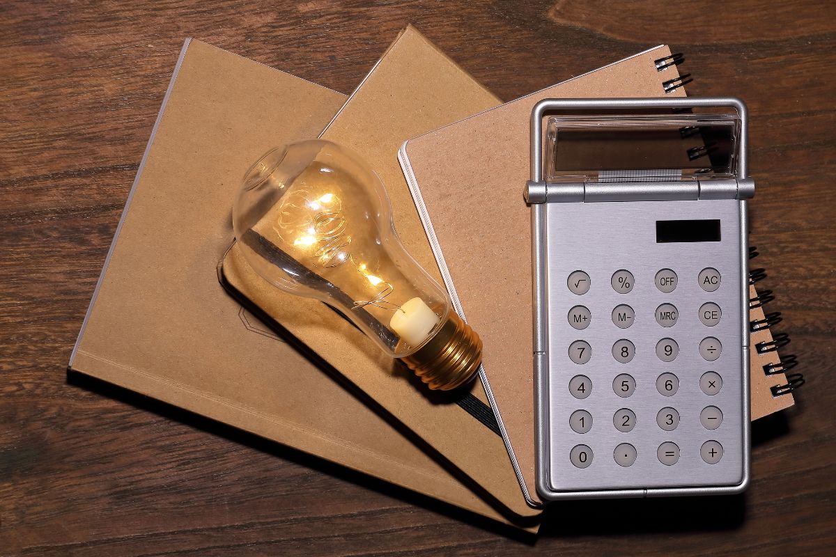 sua conta de luz está alta - Reprodução Canva