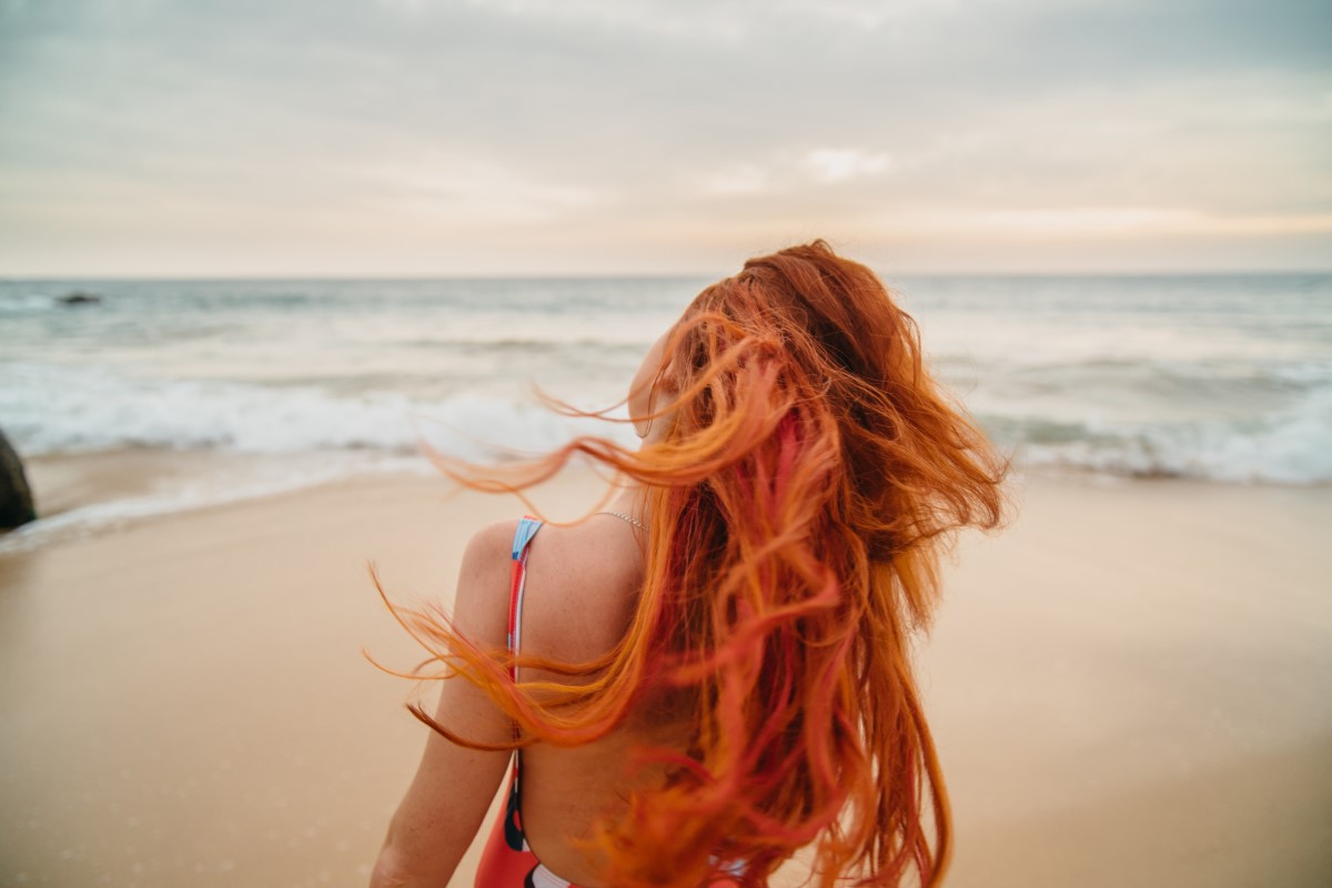 Cabelos, praia - Reprodução Adobe Stock