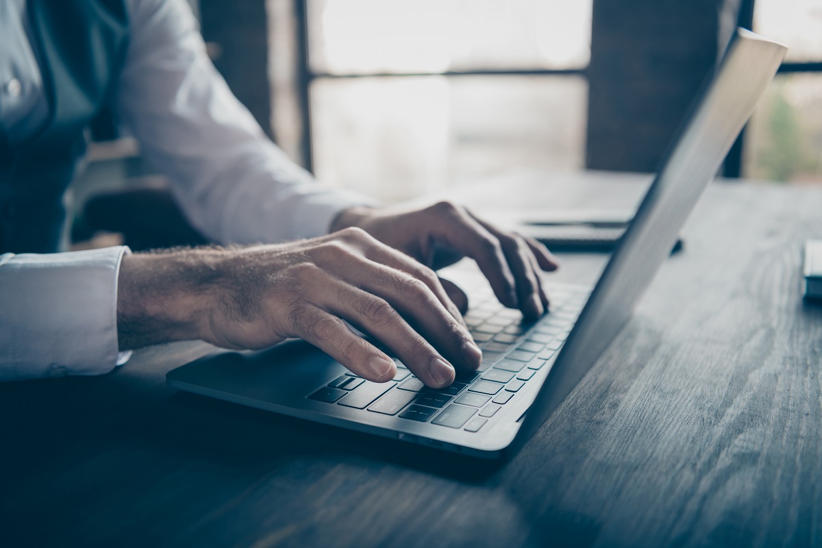 Devido a reforma, milhares de trabalhadores tiveram que esperar mais tempo para obter o benefício - Reprodução AdobeStock