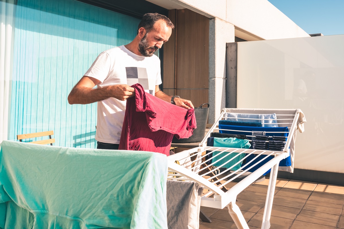 É importante chacoalhar a roupa antes de colocar no varal - Reprodução AdobeStock