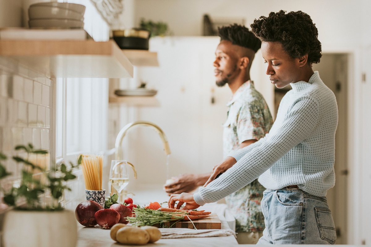 É importante higienizar os legumes corretamente antes de cortá-los - Reprodução AdobeStock