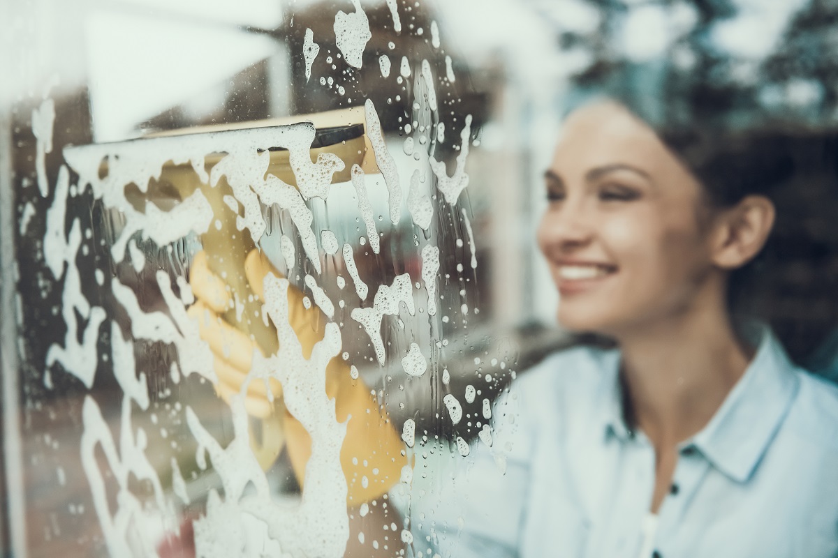 Existem alguns produtos que são essenciais para a limpeza dos vidros - Reprodução AdobeStock