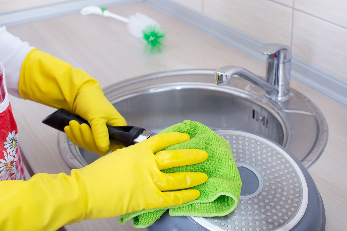 Inox brilhando usando limão- Reprodução Canva