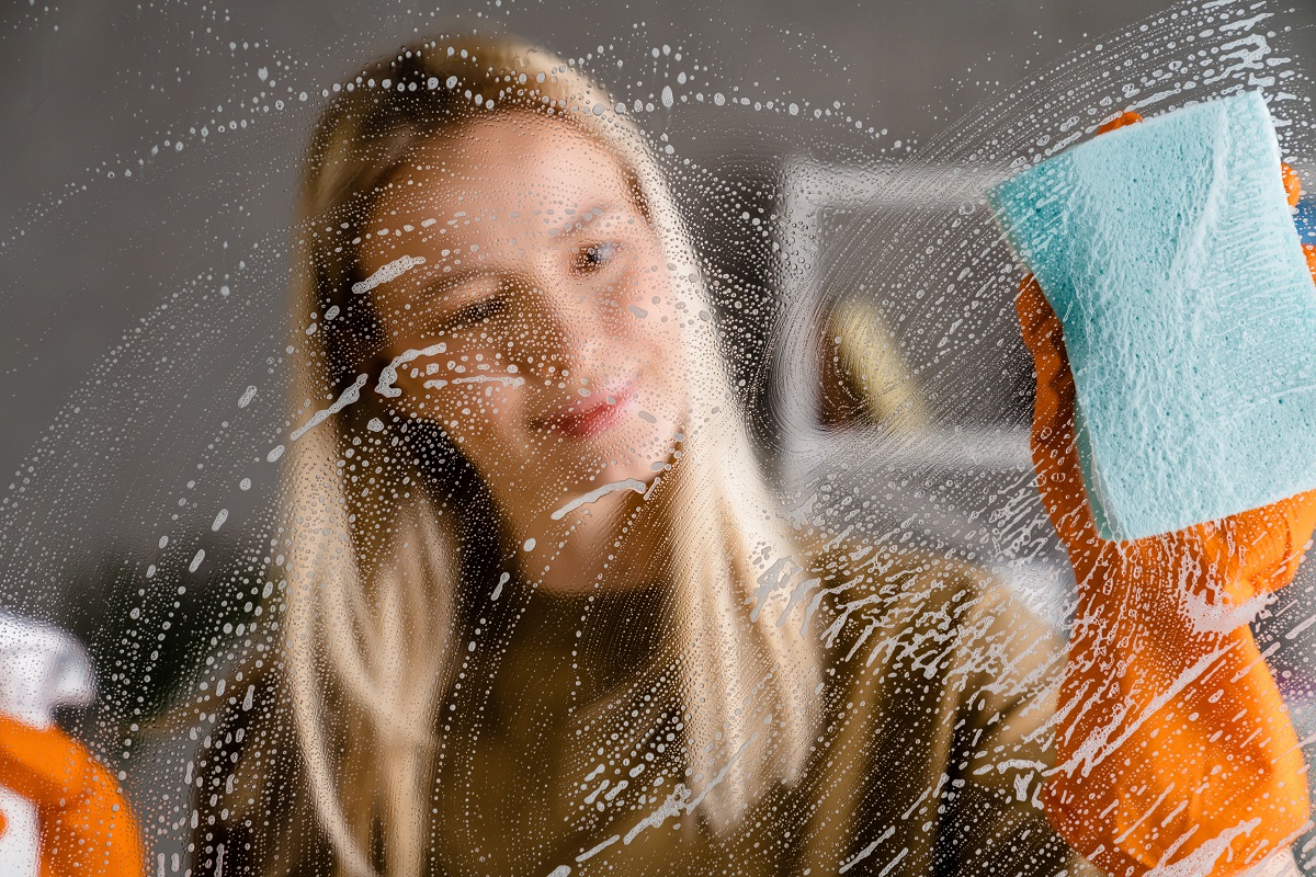 Se você possui algum item de vidro em casa, é fundamental entender como remover riscos - Reprodução AdobeStock