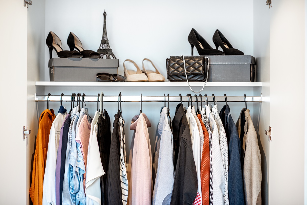 Você pode limpar e organizar seu guarda-roupa de uma forma rápida - Reprodução AdobeStock