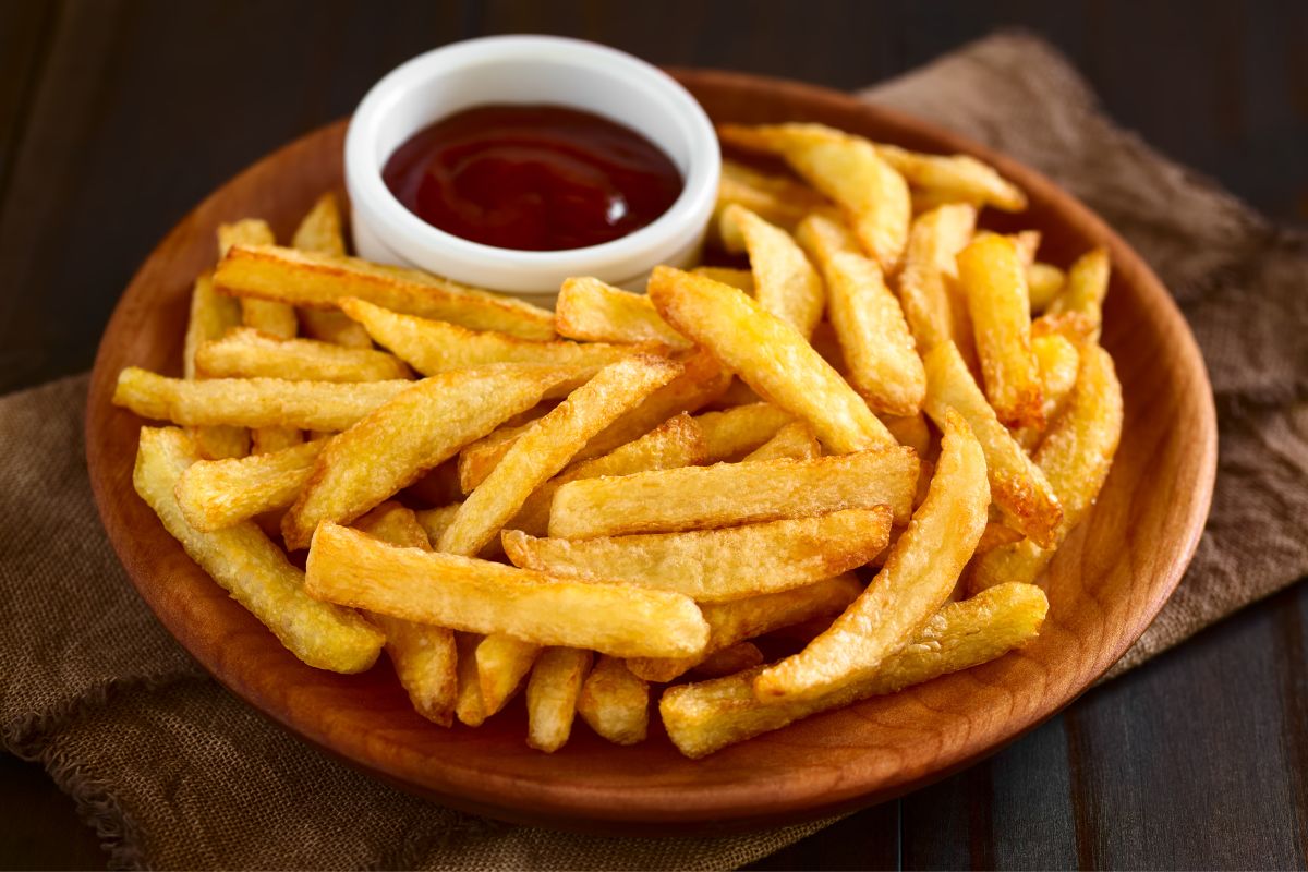 Use esse truque e tenha batata frita sequinha e crocante - Brasil123