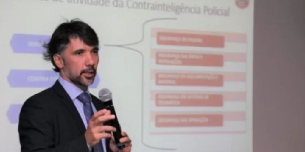 Delegado responsável por investigação de atentado contra Bolsonaro é nomeado para diretoria na PF 1 O delegado Rodrigo Morais Fernandes, há mais de 20 anos na PF, esteve à frente das investigações sobre o ataque a faca contra Bolsonaro.