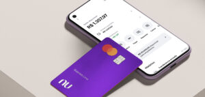 Informe de rendimento do nubank celular com o aplicativo na tela 