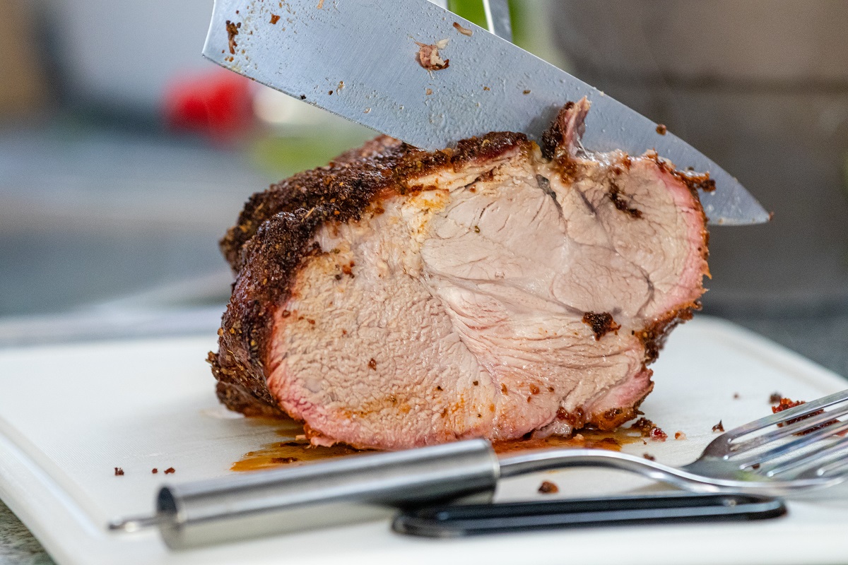 A barriga de porco é o corte de carne suína conhecido entre os brasileiros sob o nome de pururuca ou torresmo - Reprodução AdobeStock
