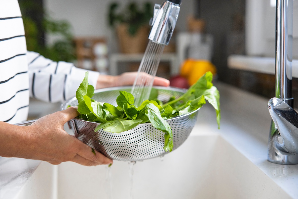 A preparação das frutas e verduras é essencial antes da lavagem - Reprodução AdobeStock