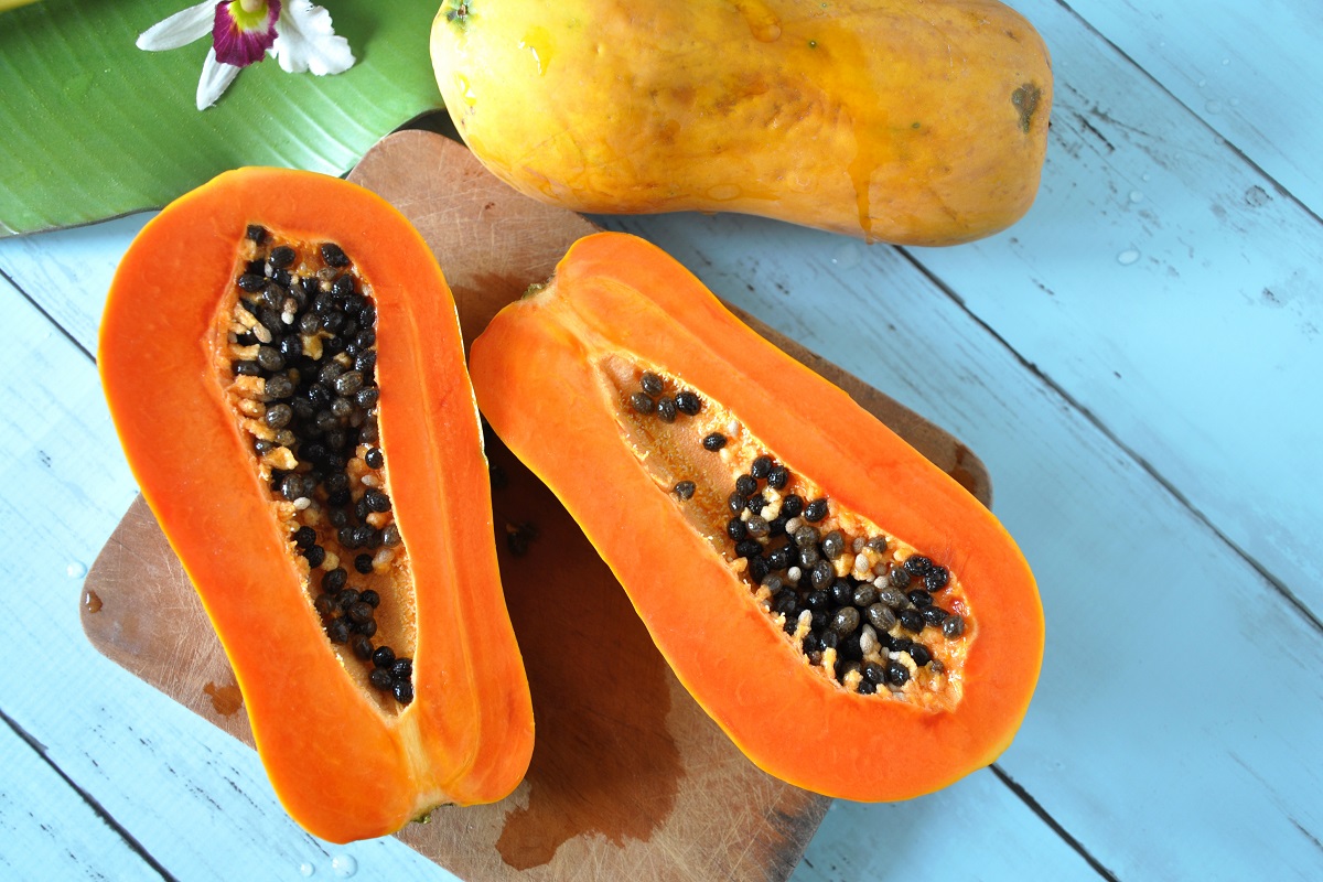 A semente de mamão crua em vitaminas e molhos para saladas é ótima para a sua saúde - Reprodução AdobeStock