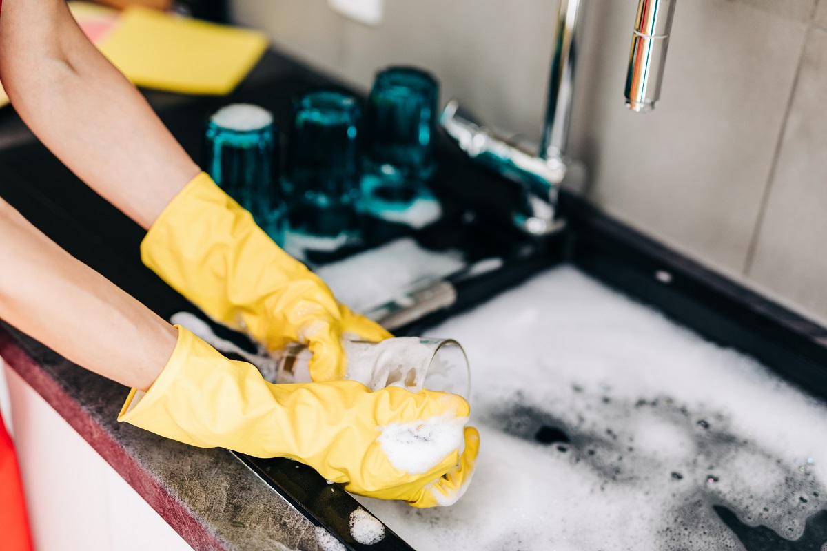 Ao colocar vinagre em seu detergente o detergente ficará mais espumoso - Reprodução AdobeStock