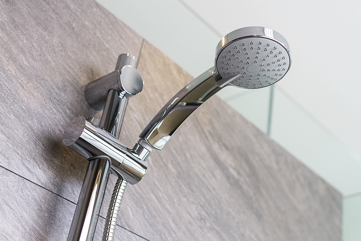 O chuveiro pode entupir por causa do acúmulo de minerais presentes na água - Reprodução AdobeStock O chuveiro pode entupir por causa do acúmulo de minerais presentes na água - Reprodução AdobeStock