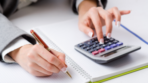Calculadora e caderno sobre a mesa