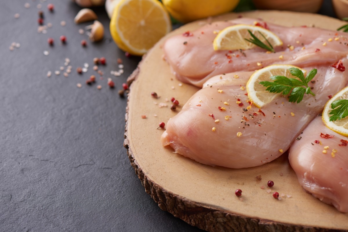 Veja agora se você deve ou não lavar frango antes de cozinhar - Reprodução Freepik