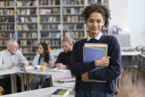 estudante segurança livros em biblioteca