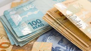 ALERTA GOLPE do dinheiro esquecido! Veja o que fazer 1 como não cair em golpes do dinheiro esquecido: notas de 100 e 50 reais