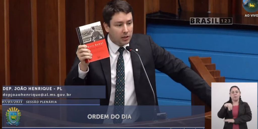O deputado diz que usou o livro porque, no âmbito estadual, a democracia está "fragilizada, de maneira disfarçada, institucionalizada e legalizada pelo governador do Estado".