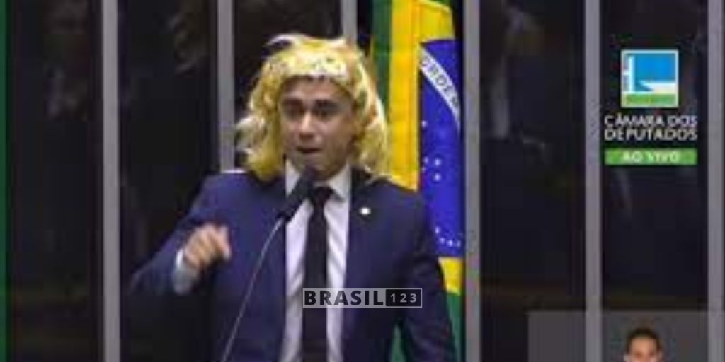 Durante sua declaração, feita no Dia Internacional da Mulher, Nikolas Ferreira afirmou que “as mulheres estão perdendo seu espaço para homens que se sentem mulheres”.