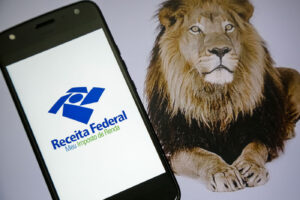 Declaração do Imposto de Renda: veja qual o prazo e se você é OBRIGADO a declarar 1 prazo de declaração do imposto de renda imagem de celular com aplicativo da receita federal na tela