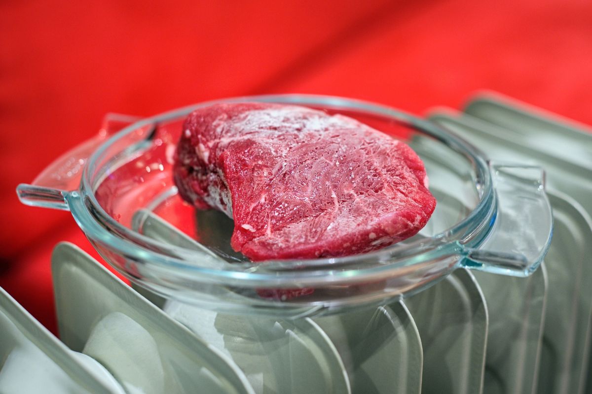 descongelar carne mais rápido - Reprodução Canva