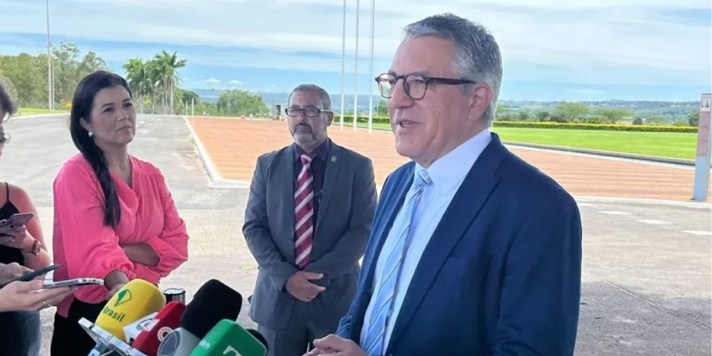 Alexandre Padilha diz que "é uma minhoca a cada enxadada nessa herança de Bolsonaro. (Imagem: reprodução/ Youtube UOL)