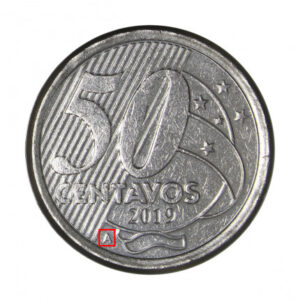 Moeda de 50 centavos com a impressão da letra A