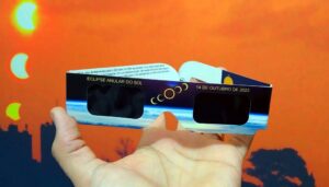Óculos apropriado para observação do eclipse solar