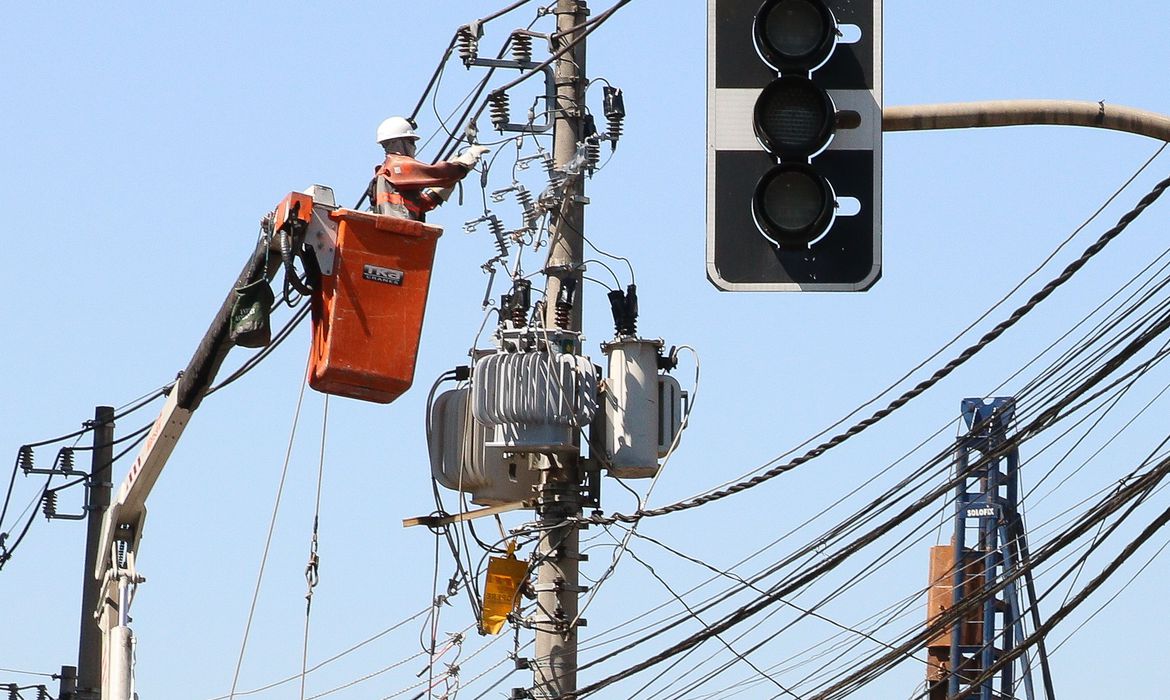 SAIU AGORA! Enel vai isentar clientes de baixa renda; veja detalhes