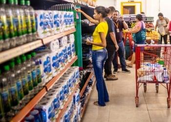 Famílias de baixa renda poderão comprar alimentos pela METADE do preço; veja onde