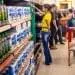 Famílias de baixa renda poderão comprar alimentos pela METADE do preço; veja onde