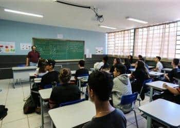 Tá valendo! Lei cria auxílio financeiro para estudante do ensino médio