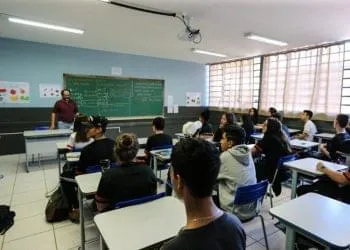 Tá valendo! Lei cria auxílio financeiro para estudante do ensino médio