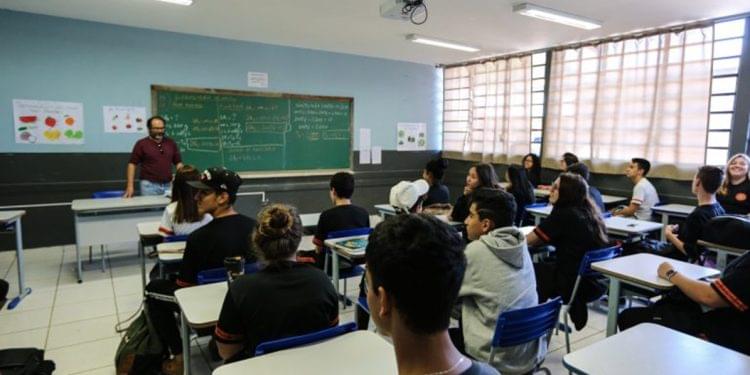 Tá valendo! Lei cria auxílio financeiro para estudante do ensino médio