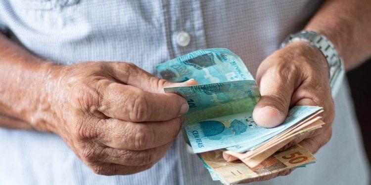 Aposentados e pensionistas do INSS celebram DECISÃO HOJE (28/02): Pagamento do 13º Salário tem NOVA data divulgada! Confira