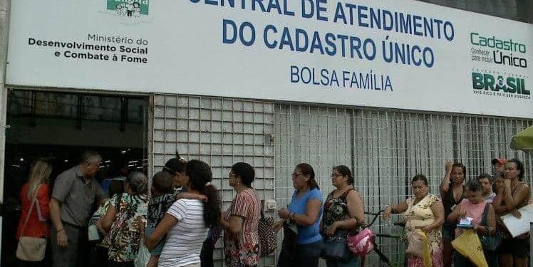 Titulares do Bolsa Família são convocados a comparecer no CRAS; veja quem está na lista