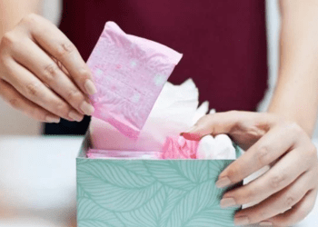 Programa garante absorventes gratuitos para público do Cadastro Único; veja como funciona