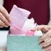 Programa garante absorventes gratuitos para público do Cadastro Único; veja como funciona