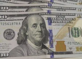 Tá de olho no dólar? Cotação da moeda cai e atinge o MENOR valor do ano; confira