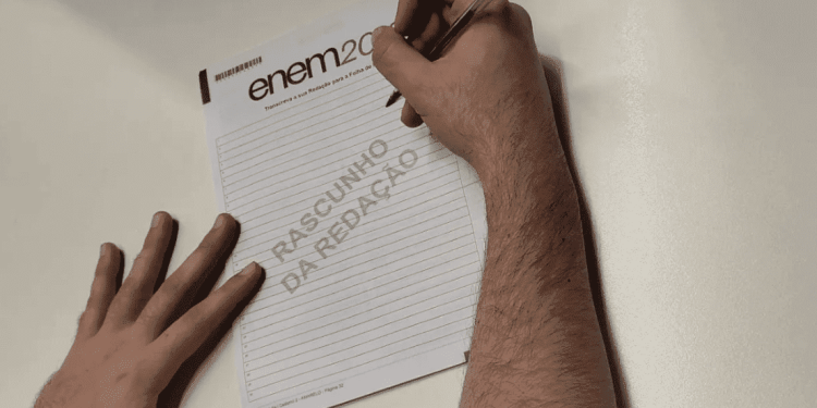 Redação do Enem: 60 alunos tiraram a NOTA MÁXIMA; veja como consultar